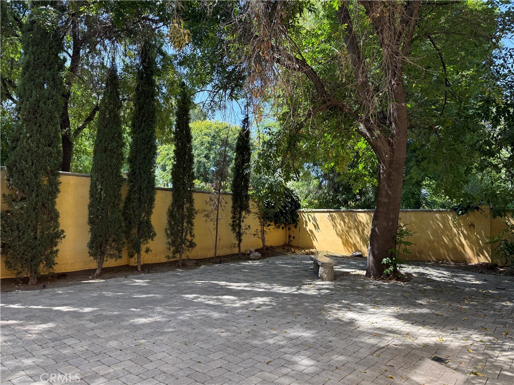 https://media.crmls.org/medias/bb0faab4-0bca-457a-b37e-fd1bd7602679.jpg?preset=X-Large