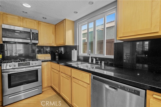 Detail Gallery Image 6 of 43 For 706 Oceanhill, Huntington Beach,  CA 92648 - 3 Beds | 2/1 Baths