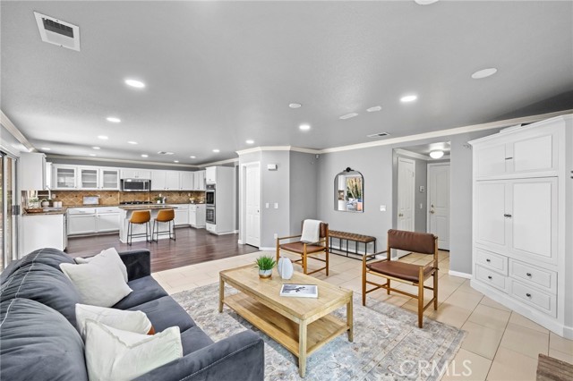 Detail Gallery Image 12 of 37 For 74 Linhaven, Irvine,  CA 92602 - 5 Beds | 3/1 Baths