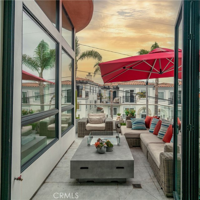 719 1st Place, Hermosa Beach CA: https://media.crmls.org/medias/bb26a8f6-4809-4d8e-b480-6a40e42789d1.jpg