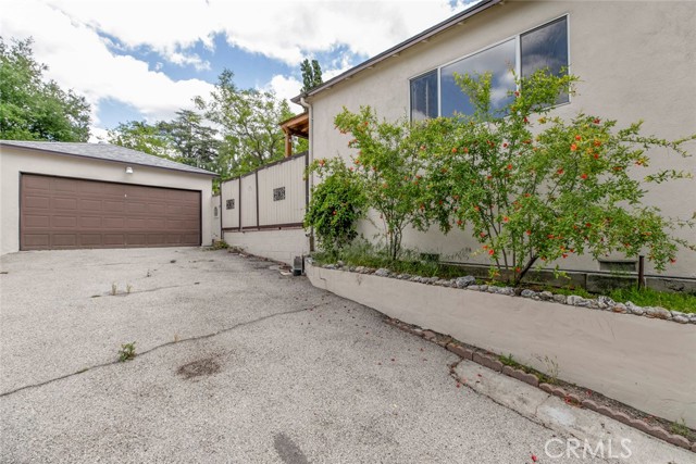 10630 Samoa Avenue, Tujunga CA: https://media.crmls.org/medias/bb2709e4-67a4-425b-a964-1b8b710f8607.jpg