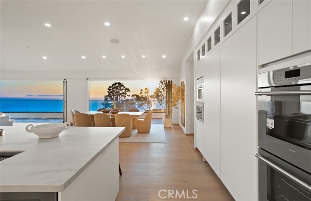 31 N Vista De Catalina, Laguna Beach CA: https://media.crmls.org/medias/bb283901-d230-4703-954b-541f37495136.jpg