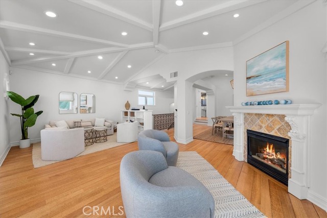 Detail Gallery Image 11 of 69 For 320 32nd St, Manhattan Beach,  CA 90266 - 5 Beds | 4/1 Baths