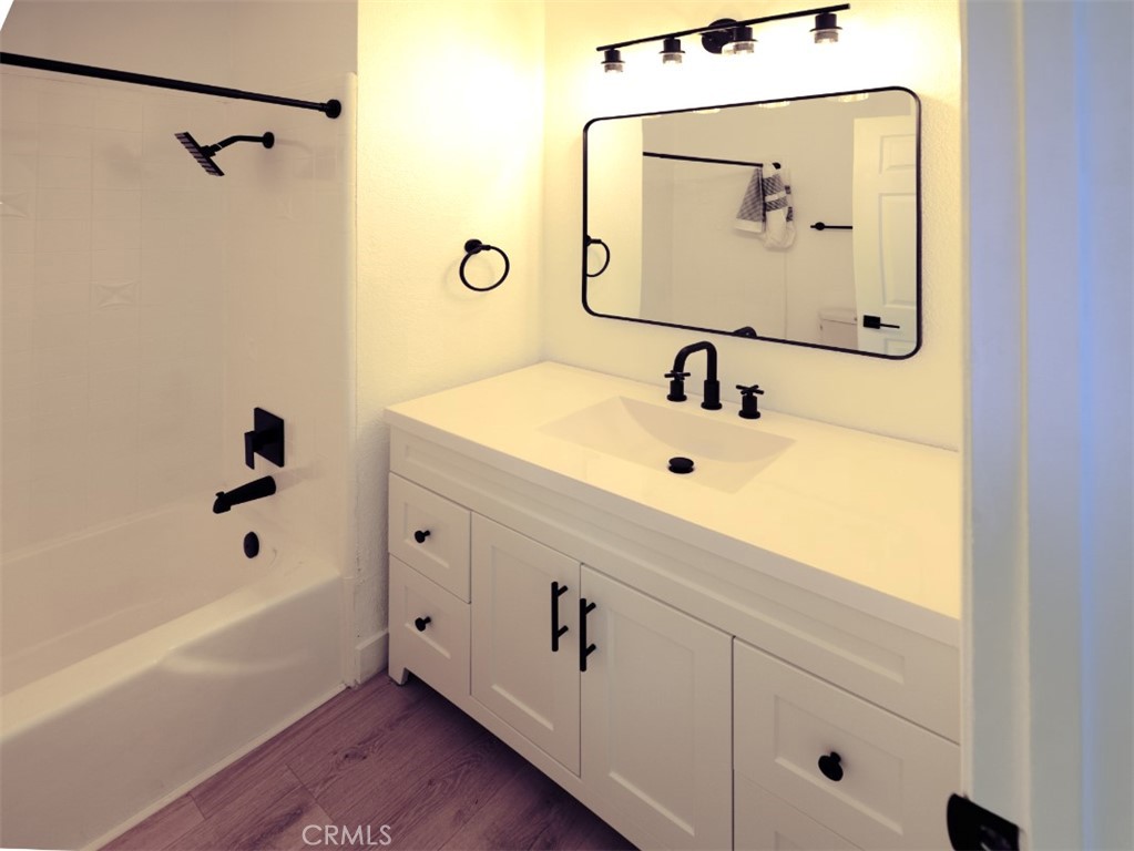 https://media.crmls.org/medias/bb2c4e9c-a6a8-493f-baf8-5735713ddd29.jpg?preset=X-Large