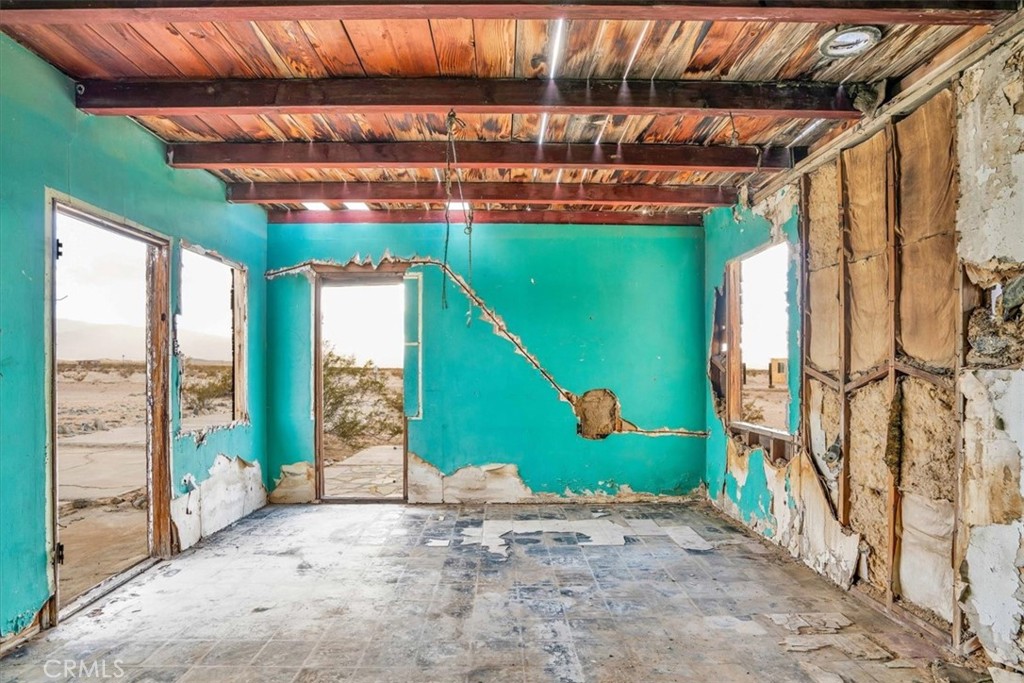 https://media.crmls.org/medias/bb2d0f64-df42-4bb6-a0ef-025a2c81352f.jpg?preset=X-Large
