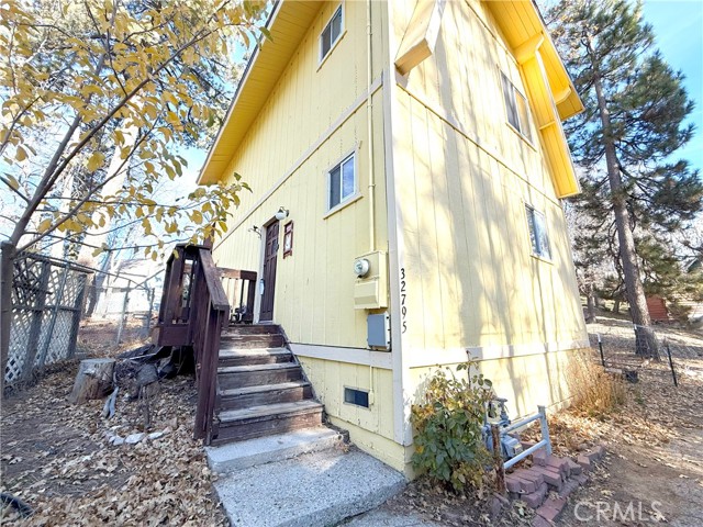 Detail Gallery Image 3 of 11 For 32795 Fox, Running Springs,  CA 92307 - 2 Beds | 1/1 Baths