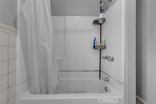 2200 E 105th Street, Los Angeles CA: https://media.crmls.org/medias/bb32a7e7-84cf-469b-88a3-daf7eacbbea1.jpg