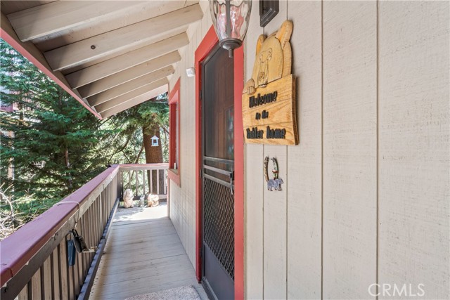 Detail Gallery Image 4 of 33 For 809 E Victoria Ct, Lake Arrowhead,  CA 92352 - 2 Beds | 1/1 Baths