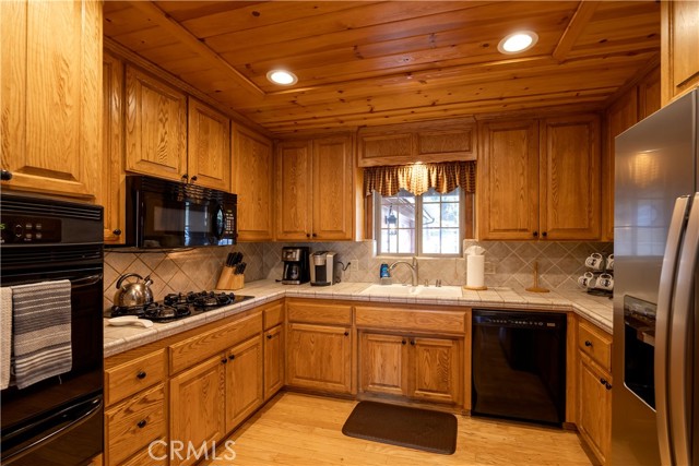 Detail Gallery Image 14 of 44 For 42690 Edgehill Pl, Big Bear Lake,  CA 92315 - 3 Beds | 2 Baths