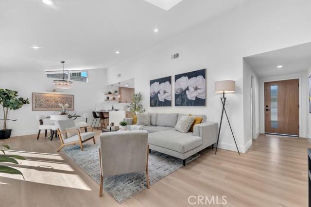 Detail Gallery Image 5 of 41 For 11722 Hayvenhurst, Granada Hills,  CA 91344 - 4 Beds | 3 Baths