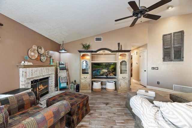 Detail Gallery Image 11 of 34 For 1921 Lynwood, Corona,  CA 92881 - 3 Beds | 2 Baths