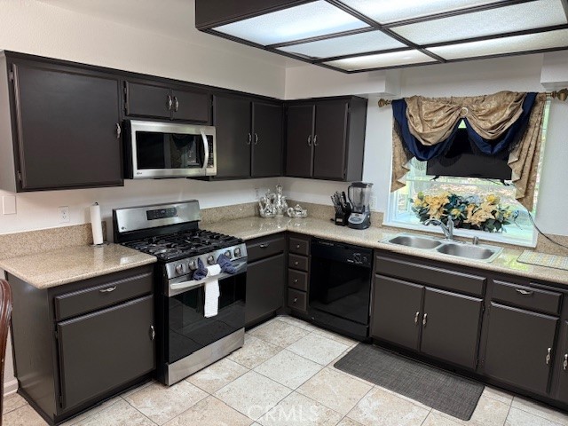 37026 Casa Grande Avenue, Palmdale CA: https://media.crmls.org/medias/bb3c7d94-6a01-492b-be09-f03dd58b0755.jpg