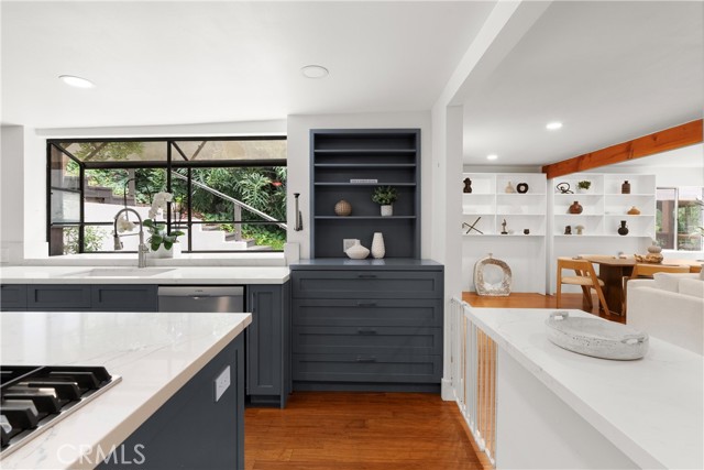 645 Griffith Way, Laguna Beach CA: https://media.crmls.org/medias/bb3e55da-3d32-4451-9753-07c272b4f92d.jpg