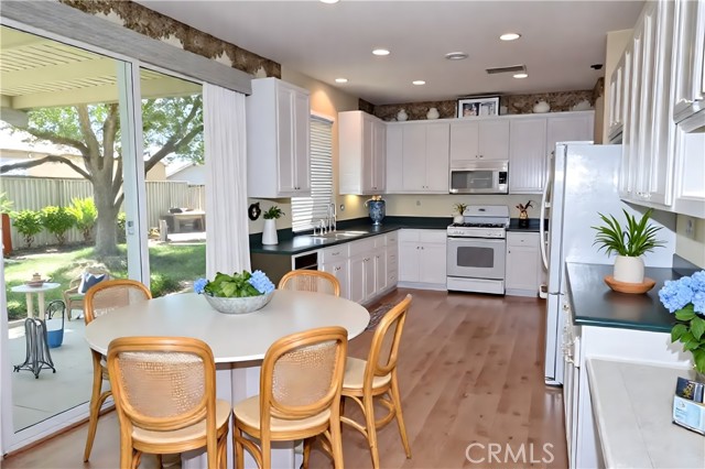Detail Gallery Image 3 of 41 For 28721 Meadow View Dr, Menifee,  CA 92584 - 6 Beds | 3 Baths