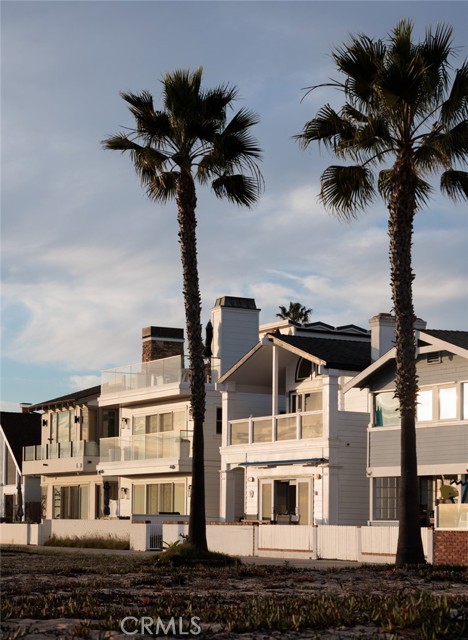 Detail Gallery Image 3 of 19 For 116 E Oceanfront, Newport Beach,  CA 92661 - 3 Beds | 2/1 Baths