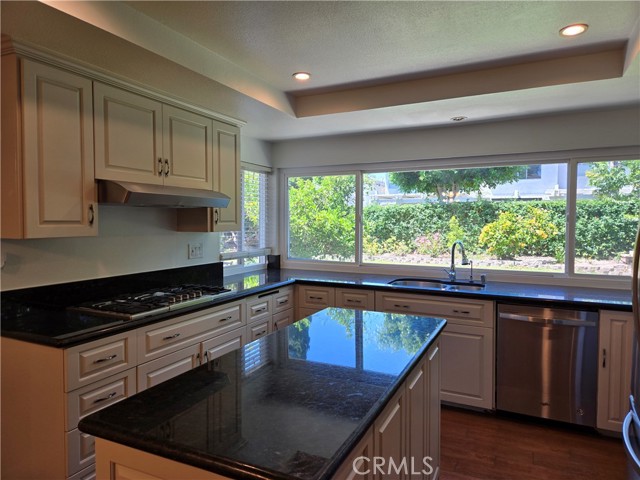 Detail Gallery Image 13 of 37 For 1026 Damascus Cir, Costa Mesa,  CA 92626 - 5 Beds | 3 Baths