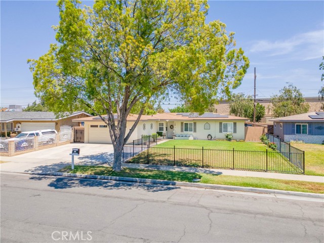 5611 Harold Street, Riverside CA: https://media.crmls.org/medias/bb437234-bbf2-441f-9e04-55a84787f0d7.jpg