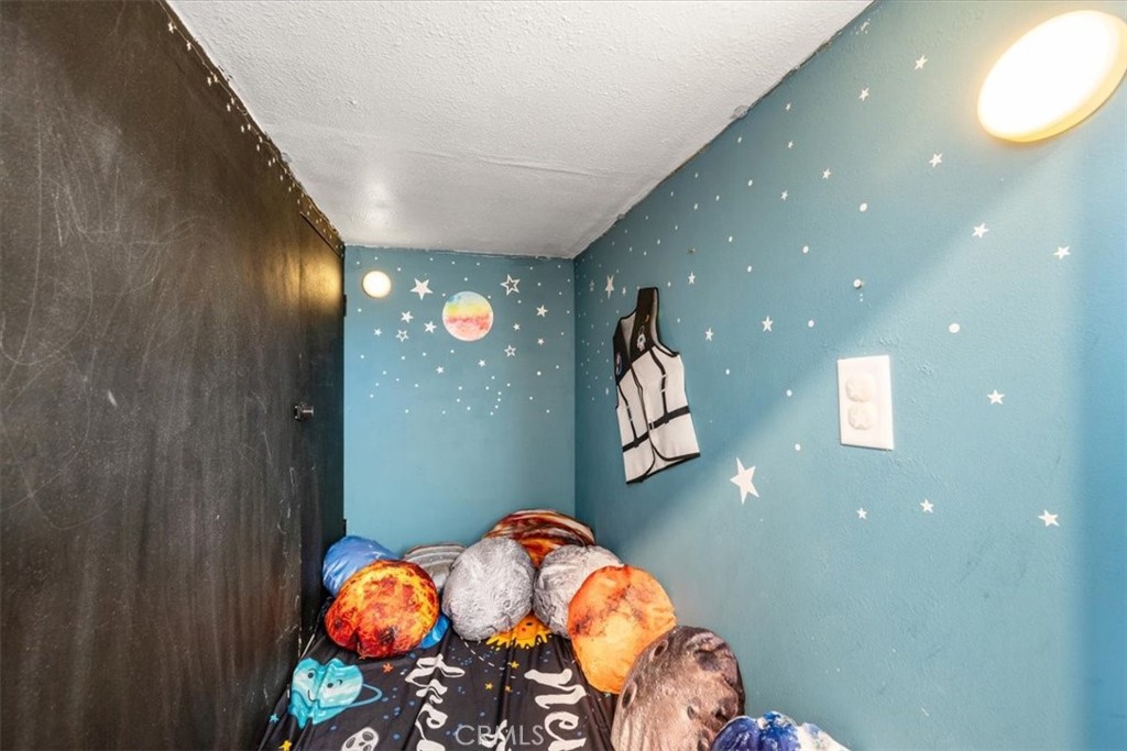 https://media.crmls.org/medias/bb46ca88-da46-4c07-ad3d-b33a27d586ae.jpg?preset=X-Large