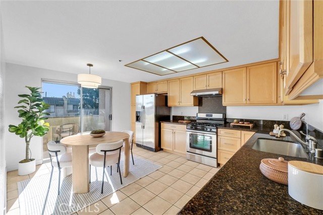 Detail Gallery Image 2 of 37 For 12121 Centralia St #302,  Lakewood,  CA 90715 - 3 Beds | 2 Baths