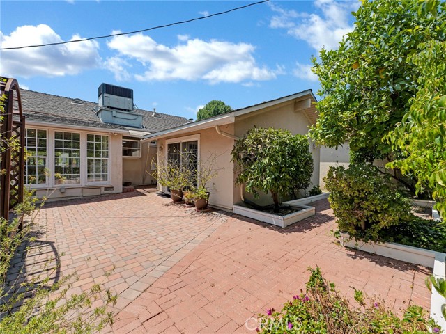 4854 Ranchito Avenue, Sherman Oaks CA: https://media.crmls.org/medias/bb471345-3ac3-4e2d-87b4-3c7d34477c2e.jpg