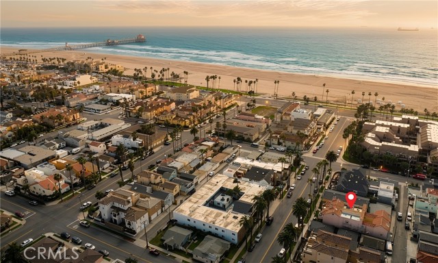 Detail Gallery Image 2 of 5 For 213 12th St, Huntington Beach,  CA 92648 - 3 Beds | 3 Baths