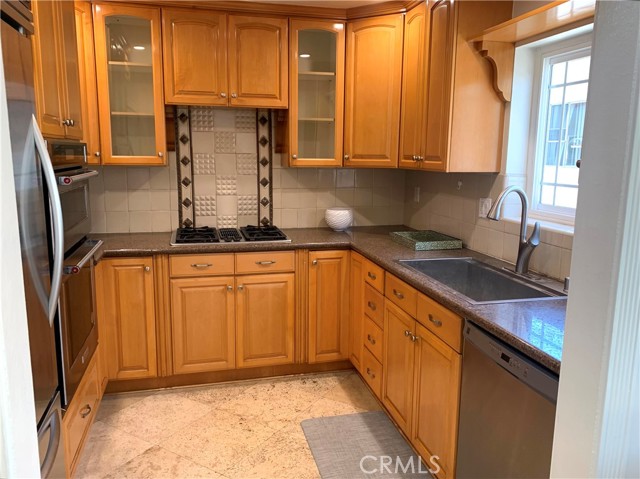 Detail Gallery Image 5 of 32 For 425 S Catalina Ave #4,  Redondo Beach,  CA 90277 - 3 Beds | 3 Baths