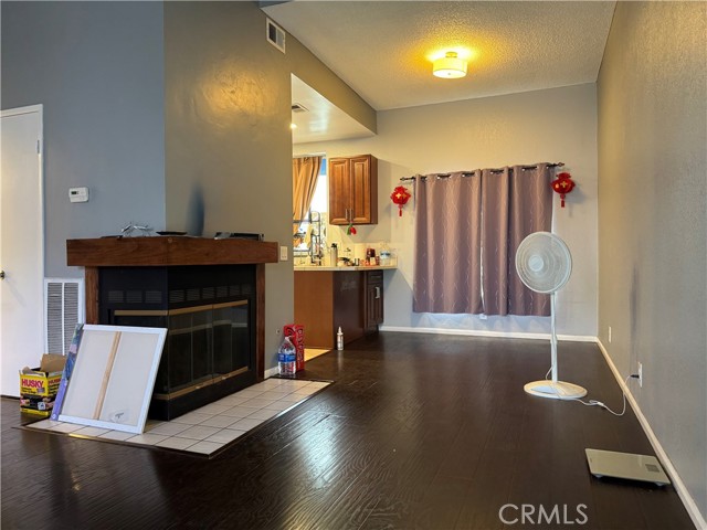 Detail Gallery Image 3 of 22 For 372 Park Shadow Ct #44,  Baldwin Park,  CA 91706 - 2 Beds | 2 Baths