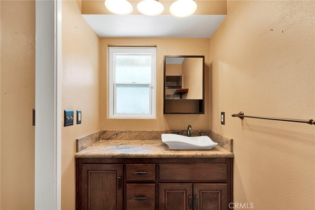 https://media.crmls.org/medias/bb4e5256-0324-4fd9-a406-3480e3a3b46e.jpg?preset=X-Large