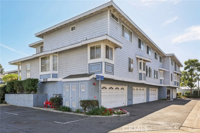 Detail Gallery Image 31 of 39 For 19130 Beachcrest Ln #E,  Huntington Beach,  CA 92646 - 3 Beds | 2/1 Baths