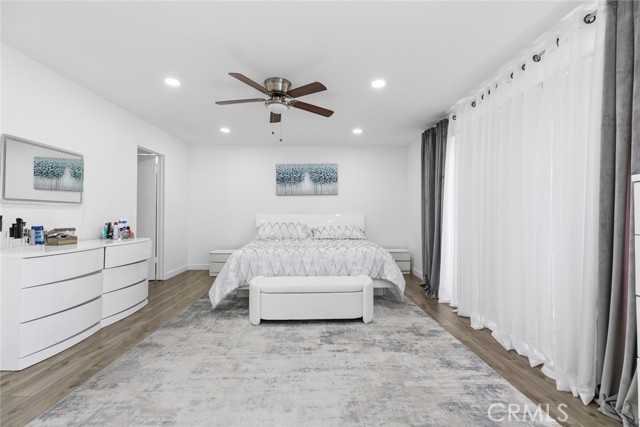 8801 Cedros Avenue, Panorama City CA: https://media.crmls.org/medias/bb552a81-548f-405b-bd7f-c6c9fa500640.jpg