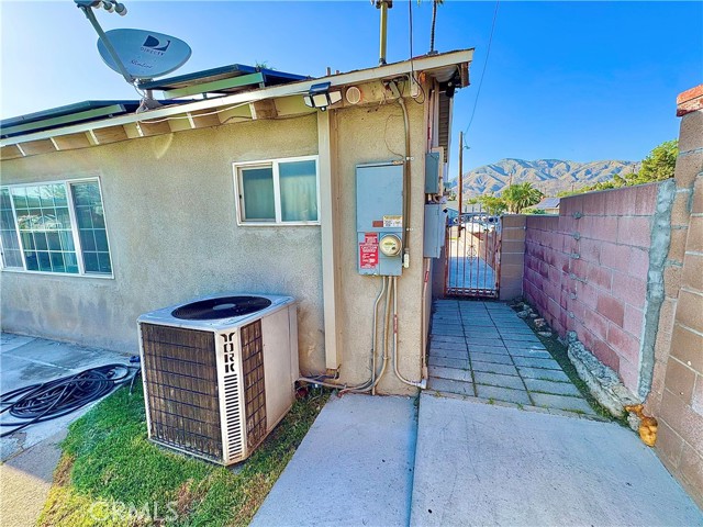 3425 Clifton Avenue, Highland CA: https://media.crmls.org/medias/bb577ebe-a4a2-43c2-b724-d0cf4d6ac57c.jpg