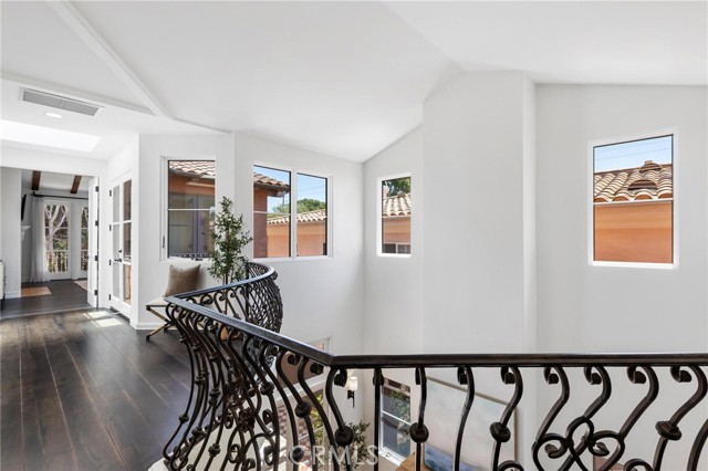 Detail Gallery Image 34 of 64 For 2516 Walnut Ave, Manhattan Beach,  CA 90266 - 5 Beds | 5/1 Baths