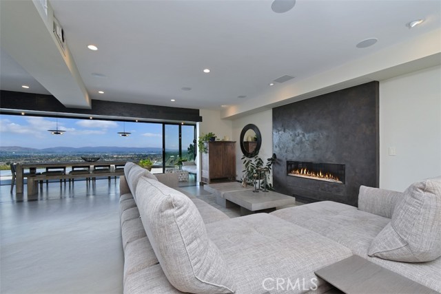 Detail Gallery Image 8 of 41 For 6100 Maury Ave, Woodland Hills,  CA 91367 - 4 Beds | 2/1 Baths