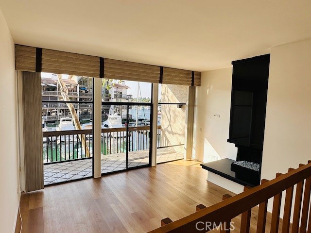 Detail Gallery Image 3 of 31 For 6229 Nw Marina Pacifica Dr, Long Beach,  CA 90803 - 2 Beds | 2/1 Baths