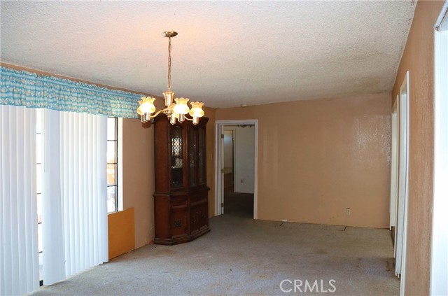 Detail Gallery Image 4 of 18 For 9632 Juniper St, Apple Valley,  CA 92308 - 5 Beds | 3 Baths