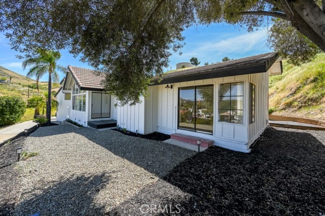 Detail Gallery Image 4 of 28 For 22951 Lassen Dr, Canyon Lake,  CA 92587 - 3 Beds | 2/1 Baths