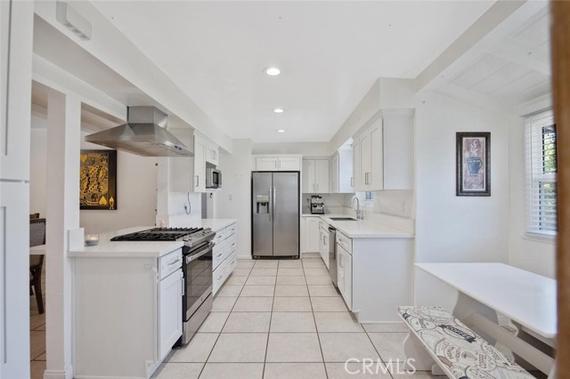 Detail Gallery Image 10 of 28 For 23818 Oxnard St, Woodland Hills,  CA 91367 - 3 Beds | 3 Baths