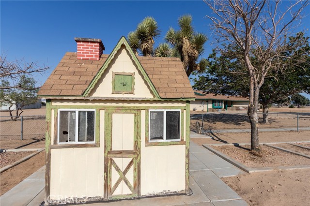 10731 Anaconda Avenue, Oak Hills CA: https://media.crmls.org/medias/bb6ad23e-6daa-425b-80b3-8d837fc173af.jpg