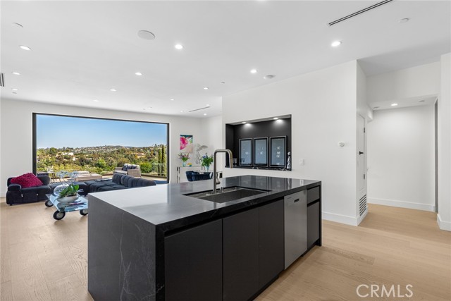 Detail Gallery Image 15 of 58 For 5134 Medina Rd, Woodland Hills,  CA 91364 - 5 Beds | 5/1 Baths
