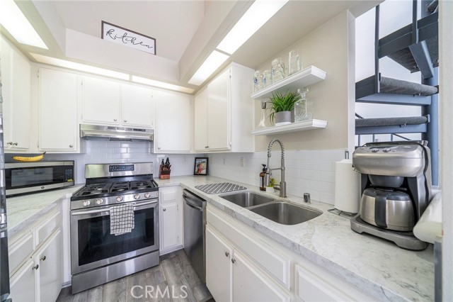 17202 Corbina Lane, Huntington Beach CA: https://media.crmls.org/medias/bb6cd71c-0668-444d-b1b5-38f3f7ce135f.jpg
