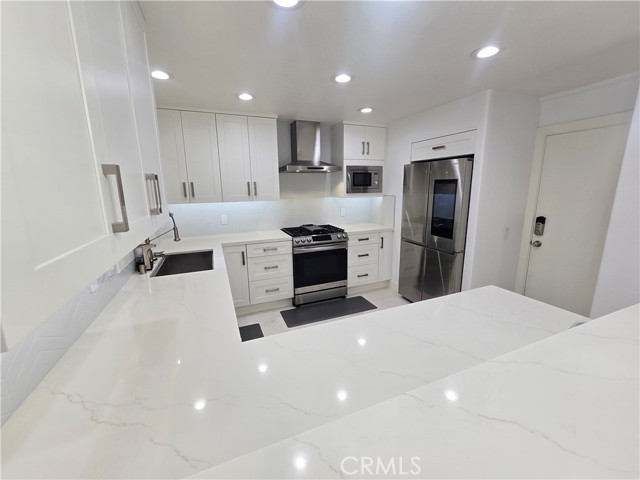 2524 Elden Avenue, Costa Mesa CA: https://media.crmls.org/medias/bb6ce854-4cda-4e2c-862d-fdae63fbc415.jpg