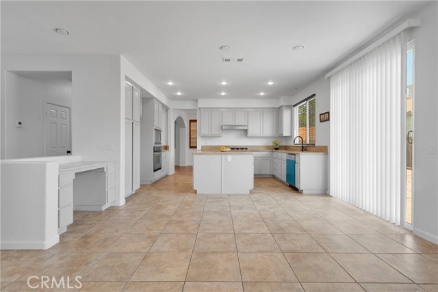 Detail Gallery Image 14 of 51 For 12626 Luna Rd, Victorville,  CA 92392 - 5 Beds | 3/1 Baths