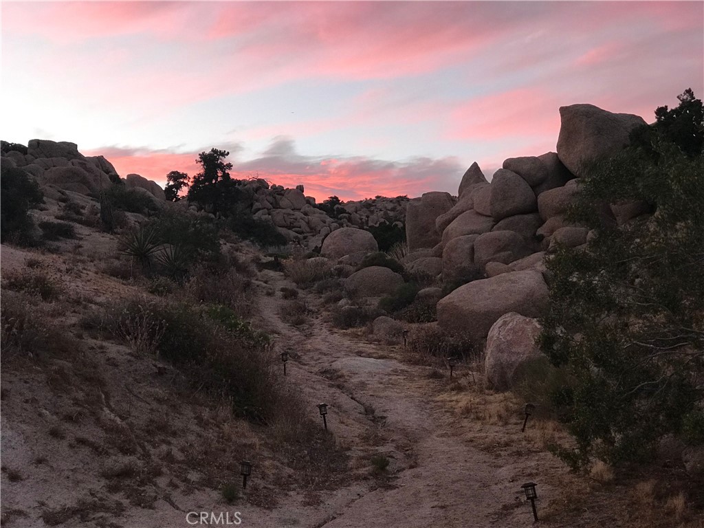 https://media.crmls.org/medias/bb6e8e75-0432-4e06-91b1-167a99e2d36f.jpg?preset=X-Large