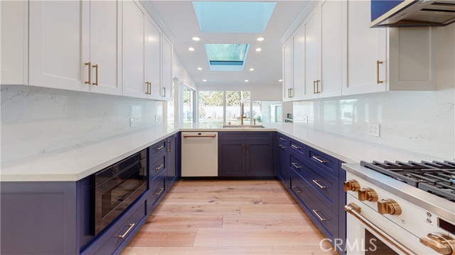 Detail Gallery Image 3 of 44 For 11165 Valley Spring, Studio City,  CA 91602 - 5 Beds | 5/1 Baths