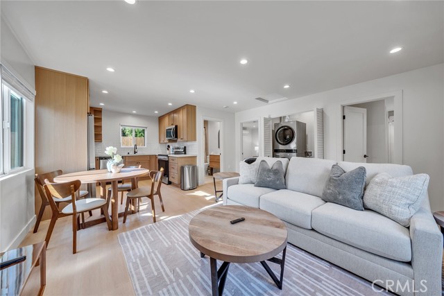 Detail Gallery Image 6 of 22 For 15335 Lemay St, Van Nuys,  CA 91406 - 2 Beds | 2 Baths