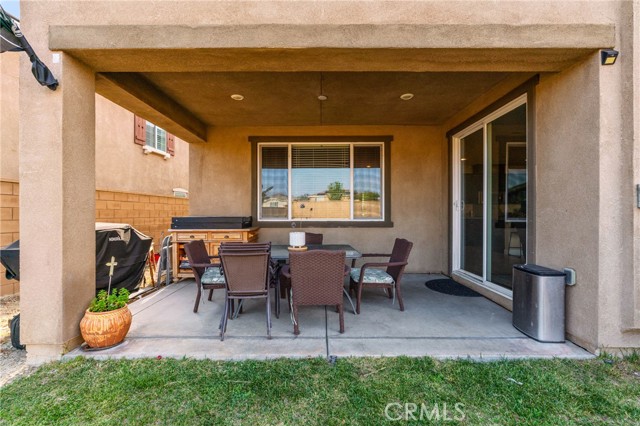 8011 Sea Salt Avenue, Fontana CA: https://media.crmls.org/medias/bb7057e0-1257-4be5-b806-4d10c338b77d.jpg