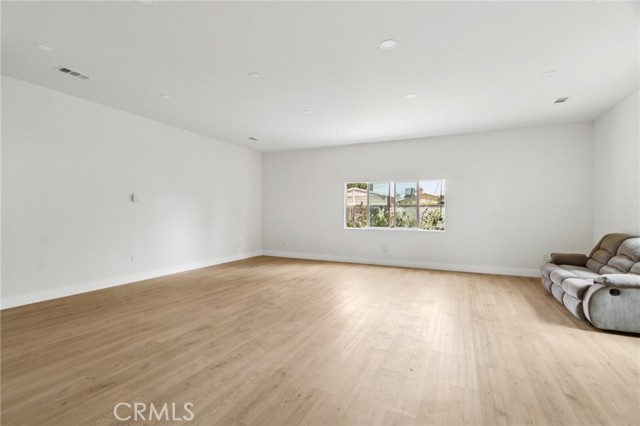 8040 Troost Avenue, North Hollywood CA: https://media.crmls.org/medias/bb73ceb9-35e8-4c62-b173-97256cba3906.jpg