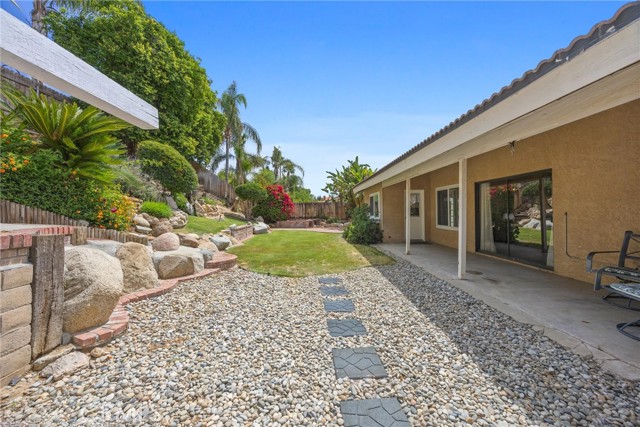 5904 Medio Luna Avenue, Bakersfield CA: https://media.crmls.org/medias/bb76f0d3-d8dd-450a-abb3-94f572ae842d.jpg