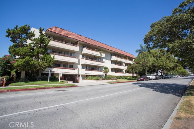 125 S Sierra Madre Boulevard 104 Pasadena, California Nice and cozy condo inside Sierra Madre Manor! This 2 bedroom and 2 bathroom unit comes with a spacious living room with fireplace, plenty of storage and cabinet space in the kitchen, and a Master suite. Lots of closet and storage space in the hall. Unit also has a private patio which faces the courtyard. There is an on site laundry facility and unit comes with 2 assigned tandem parking spaces. Close by Old Town Pasadena, shopping, dining, and freeway.