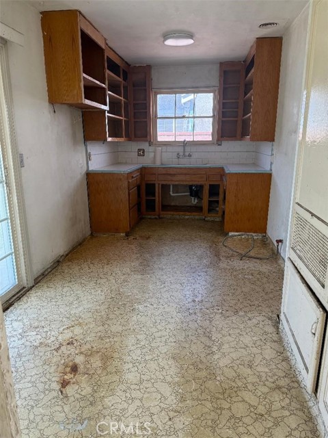 Detail Gallery Image 4 of 12 For 10623 Orr and Day Rd, Santa Fe Springs,  CA 90670 - 3 Beds | 1 Baths